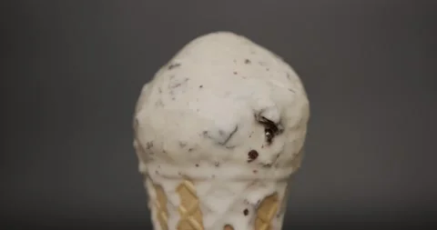 Front view, Close up, Melting of ice cream flavored cookies &amp; cream on the cone. Vidéo 167192807