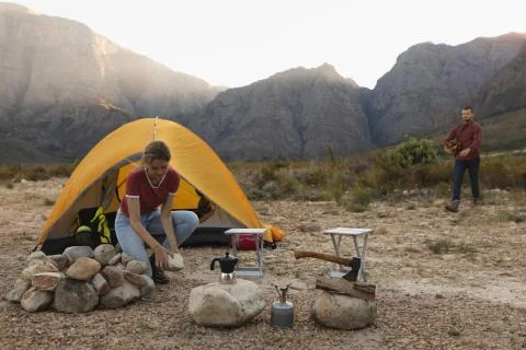 Front view of couple installing the camp together 库存照片