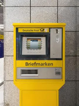 Front view of Deutsche Post snaps briefmarken vending machine with digital Stockfoto's