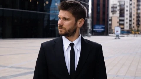 Front view of entrepreneur turning his head and looking at camera. Vidéo gratuite 80458186