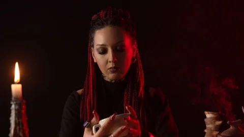 Front view of fortune teller predicting future by coffee grains Vidéo 127828599