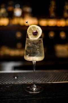 Front view on glass with refreshing cold drink garnished with lemon slice and Foto stock