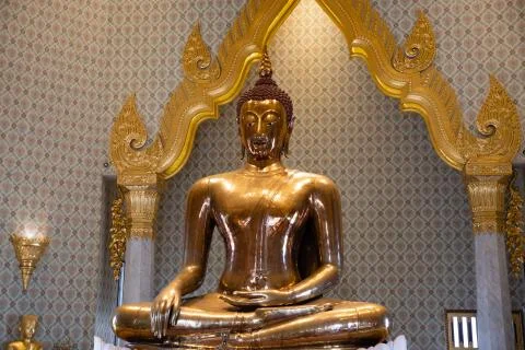 Front view of a golden buddha inside a temple in Bangkok Foto stock