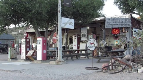 Front view of Hackberry General Store from US Route 66 Highway in Arizona 스톡 동영상 80106086