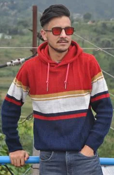 Front view of a handsome guy wearing sunglasses posing with hand on pocket Stock-Fotos