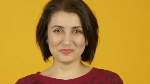 Front view of happy middle aged woman laughing at camera Vídeo Stock 125175784