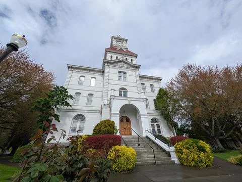 Front view of a historic Courthouse, featuring a detailed clock tower Fotos de archivo