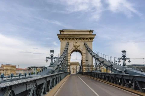 Front view of the iconic Chain Bridge with its historic stone archway Foto stock