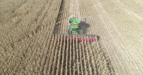 Front view of large combine harvesting corn aerial dolly shot Vídeo Stock 93820982