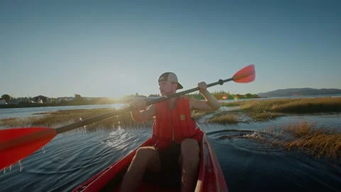 Front view of man kayaking in the ocean at sunset 库存影片 220301851