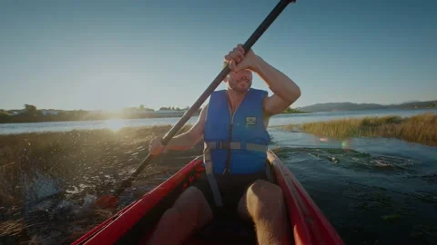 Front view of man kayaking in the ocean at sunset 库存影片 220301866