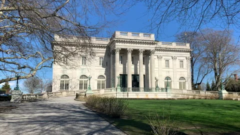 Front view of Marble House mansion in Newport, Rhode Island Vídeos de archivo 336070925