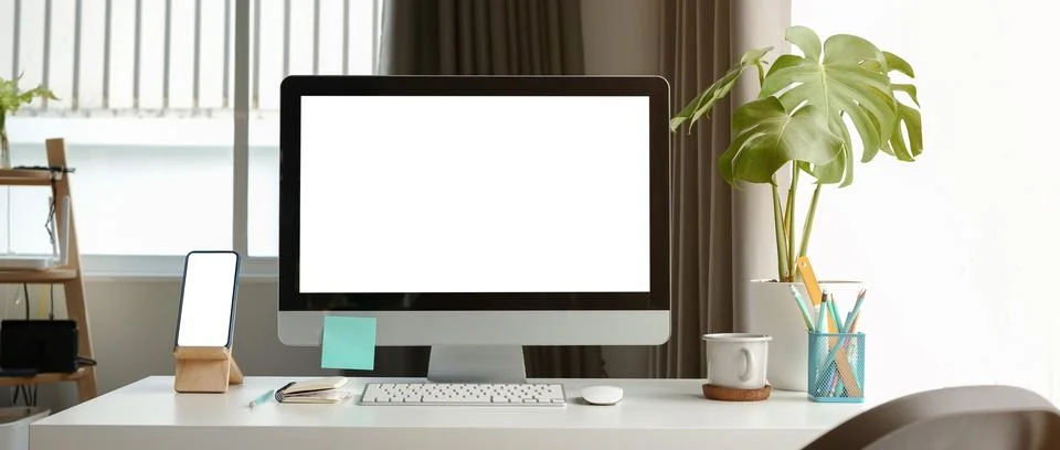 Front view of mock up computer and smart phone with blank screen on white tab Foto stock