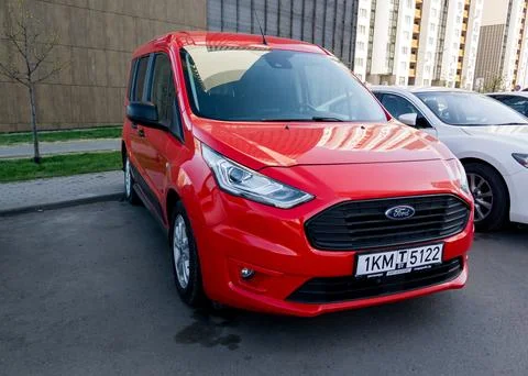 Front view of a modern red Ford Tourneo Connect Stock-Fotos