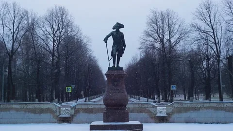 Front view of monument to Emperor Paul l in Gatchina on a winter day, Russia 動画素材 226630150