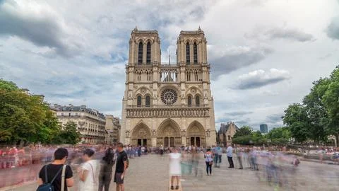 Front view of Notre-Dame de Paris timelapse hyperlapse, a medieval Catholic.. Foto stock