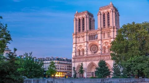 Front view of Notre Dame De Paris cathedral day to night timelapse after su.. 스톡 사진