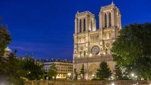 Front view of Notre Dame De Paris cathedral day to night timelapse after su.. Stock-Fotos