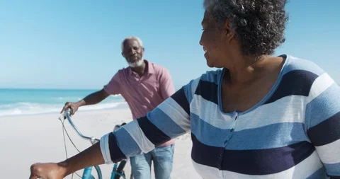 Front view old couple with bikes at the beach Video stock 125719526