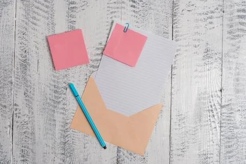 Front view open colored rectangular envelope blank sheet paper sticky note Stockfoto's