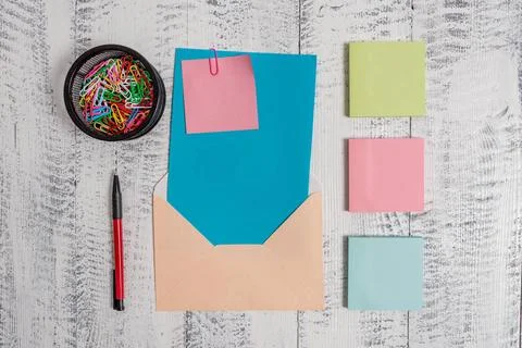 Front view open colored rectangular envelope blank sheet paper sticky note... 库存照片