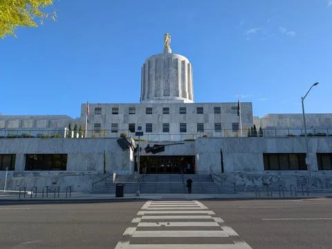 Front view of the Oregon State Capitol showcasing grand steps Stock-Fotos
