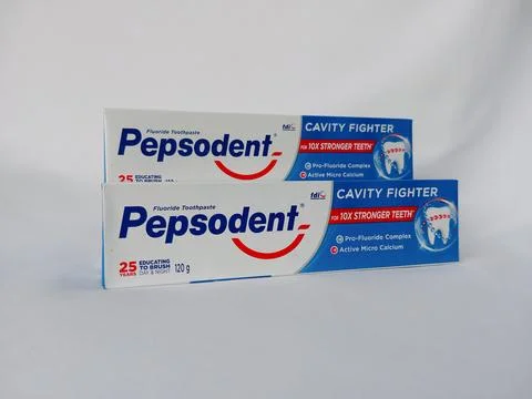 Front view of original Pepsodent toothpaste on white background. Stockfoto's