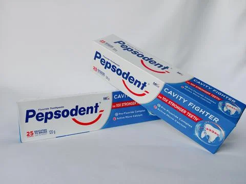 Front view of original Pepsodent toothpaste on white background. Stockfoto's