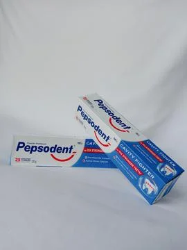 Front view of original Pepsodent toothpaste on white background. Stockfoto's