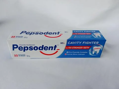 Front view of original Pepsodent toothpaste on white background. Stockfoto's
