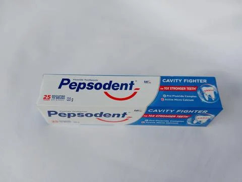 Front view of original Pepsodent toothpaste on white background. Stockfoto's