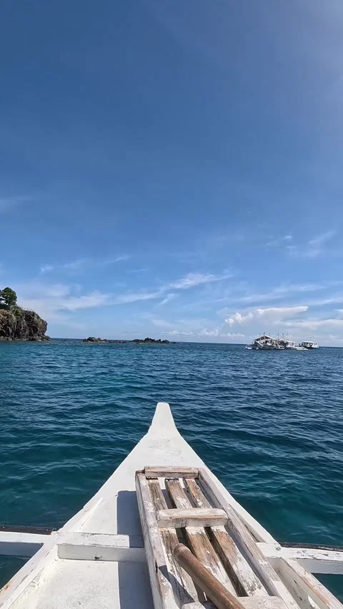 Front view from an outrigger boat heading towards Apo Island Video stock 332596302