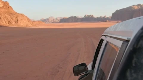 Front view passengers point of view drive on tour in Wadi Rum safari. Back .. Vídeos de archivo 226840332