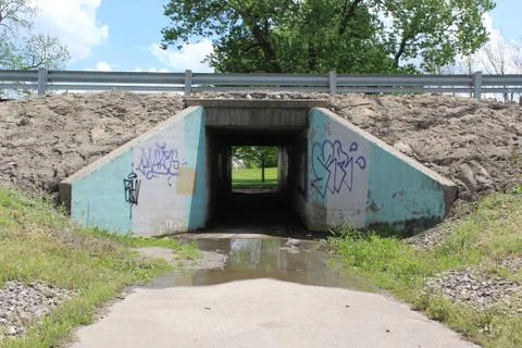 Front view Perspective of a bridge with graffiti 库存照片