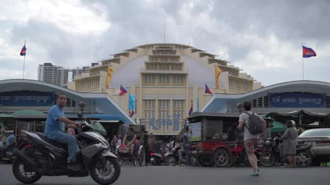 Front view of Phnom Penh's Central Market with traffic and people 库存影片 156030302