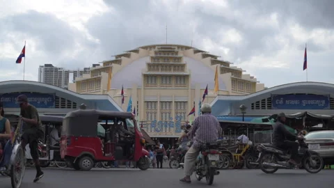 Front view of Phnom Penh's Central Market with traffic and people 库存影片 156030500