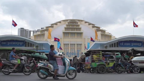 Front view of Phnom Penh's Central Market with traffic and people 库存影片 156031083