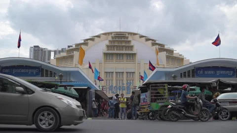 Front view of Phnom Penh's Central Market with traffic and people 库存影片 156031145