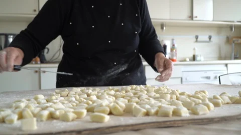 Front view of potatoes gnocchi while flour application Stockbeeldmateriaal 128988310