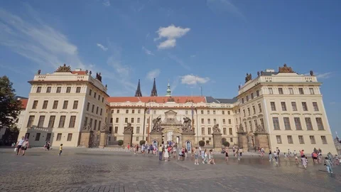 Front view of Prague Castle (Prazský Hrad) / 4K Video Video stock 97943212