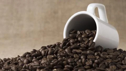 Front view roasted coffee beans spilled from white mug Foto stock