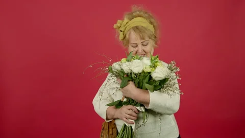 Front view of smiling senior overweight woman holding flower bouquet Stock-Footage 138235517