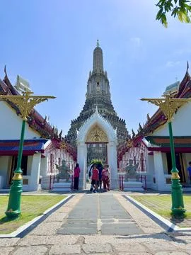Front view of the soaring central Prang of Wat Arun through a white and gold Stock-Fotos