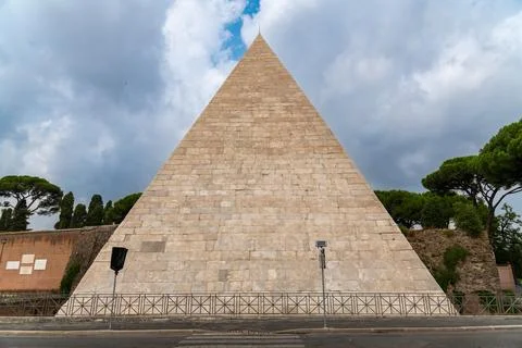 Front view of stone pyramid Stockfoto's