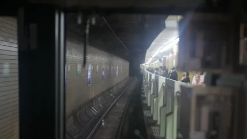 Front view from subway train Conductor POV while driving the underground tr.. Vidéo 336473001