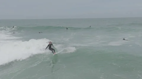 Front view surfer taking wave facing ocean Vídeo Stock 345225363