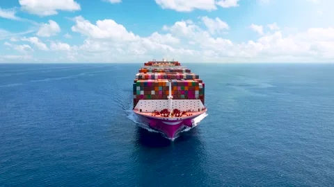 Front view tracking of a heavy loaded super container cargo ship Video stock 301093110