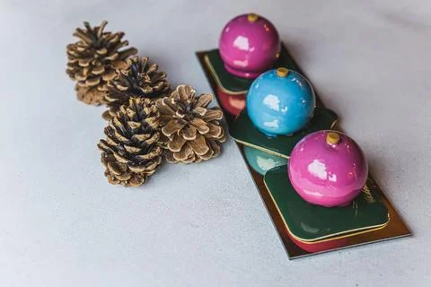 Front view of two pink and one blue cake placed in line on a golden rectangular Stockfoto's