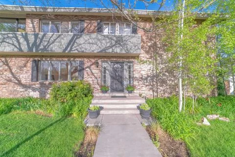 Front view of two storey house on real estate listing with lockbox on door Foto stock