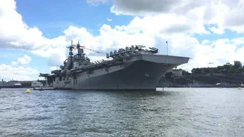 Front view of USS Kearsarge (LHD-3)  Wasp-class amphibious assault ship, Nato Vidéo 196933264